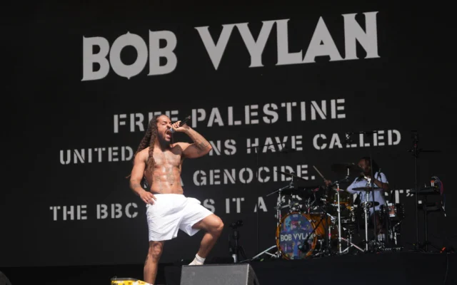Le duo Bob Vylan se produit sur la scène West Holts, pendant le festival de Glastonbury à Worthy Farm, dans le Somerset, en Angleterre, le 28 juin 2025. (Crédit : Yui Mok/PA via AP) Le duo Bob Vylan se produit sur la scène West Holts, pendant le festival de Glastonbury à Worthy Farm, dans le Somerset, en Angleterre, le 28 juin 2025. (Crédit : Yui Mok/PA via AP)
