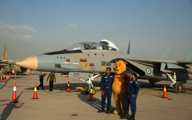 Des soldats iraniens prennent une photo avec un personnage de Winnie l'ourson à côté d'un avion de combat F-14 lors d'une exposition sur les réalisations et l'équipement de l'armée de l'air iranienne à Téhéran, en Iran, le 23 septembre 2015. (Crédit : AP Photo/Ebrahim Noroozi) Des soldats iraniens prennent une photo avec un personnage de Winnie l'ourson à côté d'un avion de combat F-14 lors d'une exposition sur les réalisations et l'équipement de l'armée de l'air iranienne à Téhéran, en Iran, le 23 septembre 2015. (Crédit : AP Photo/Ebrahim Noroozi)