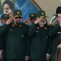 Le guide suprême de l'Iran, l'ayatollah Ali Khamenei, à droite, arrive pour une cérémonie de remise des diplômes des officiers du Corps des gardiens de la révolution islamique, le 20 mai 2015. (Bureau du Guide suprême iranien via AP)