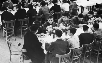 Deux cents réfugiés juifs arrivés d'Allemagne à Harwich le 2 décembre 1938 ont été emmenés dans le camp de vacances de Dovercourt Bay, jusqu'à ce que des dispositions soient prises pour les loger. Vue générale des tables lors du premier repas des réfugiés dans le camp. (Crédit : AP) Deux cents réfugiés juifs arrivés d'Allemagne à Harwich le 2 décembre 1938 ont été emmenés dans le camp de vacances de Dovercourt Bay, jusqu'à ce que des dispositions soient prises pour les loger. Vue générale des tables lors du premier repas des réfugiés dans le camp. (Crédit : AP)