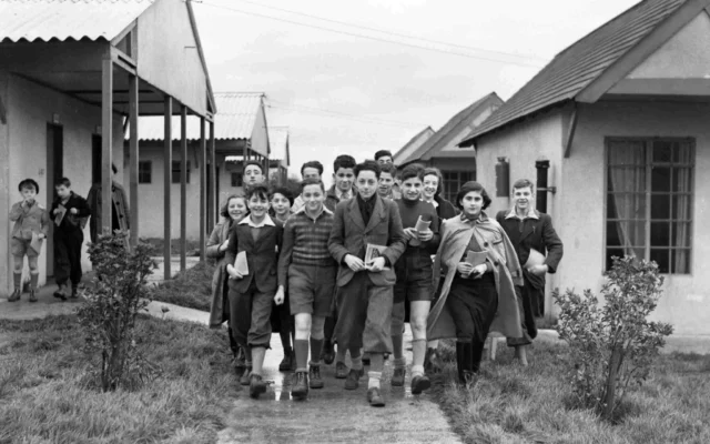 Un groupe de réfugiés juifs allemands se dirige vers le bord de mer au camp de vacances de Dovercourt Bay, près de Harwich, le 4 décembre 1938. (Crédit : AP)