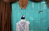 Un juif iranien prie à la synagogue Molla Agha Baba dans la ville de Yazd, à 670 km au sud de la capitale Téhéran, en Iran, le 20 novembre 2014. (Crédit : AP Photo/Ebrahim Noroozi)