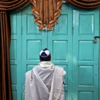 Un juif iranien prie à la synagogue Molla Agha Baba dans la ville de Yazd, à 670 km au sud de la capitale Téhéran, en Iran, le 20 novembre 2014. (Crédit : AP Photo/Ebrahim Noroozi)
