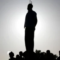 Illustration : Le corps d'un condamné à la pendaison dans la ville de Qazvin, à environ 130 kilomètres à l'ouest de la capitale Téhéran, en Iran, le 26 mai 2011. (Crédit : Agence de presse Mehr, Hamideh Shafieeha/AP)