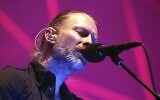 Thom Yorke se produisant avec Radiohead, à la Philips Arena, à Atlanta, le 1ᵉʳ avril 2017. (Crédit : Robb Cohen/Invision/AP)