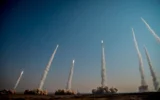 Illustration : Sur cette photo publiée le 15 janvier 2021 par les Gardiens de la révolution iranienne, on voit des tirs de missiles lors d'un exercice en Iran. (Gardiens de la révolution iranienne/Sepahnews via AP)