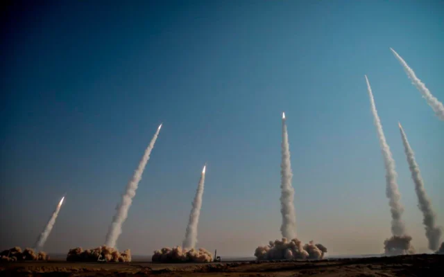 Illustration : Sur cette photo publiée le 15 janvier 2021 par les Gardiens de la révolution iranienne, on voit des tirs de missiles lors d'un exercice en Iran. (Gardiens de la révolution iranienne/Sepahnews via AP)