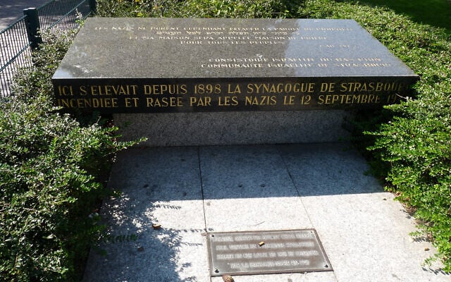 La plaque commémorative sur les lieux de l'ancienne synagogue de Strasbourg, en 2010. (Crédit : Ji-Elle / CC BY-SA 3.0)