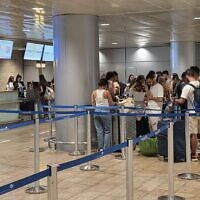 Des voyageurs font la queue aux comptoirs d'enregistrement et de sécurité d'El Al à l'aéroport Ben Gurion de Tel Aviv, le 24 juin 2025. (Autorisation)