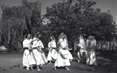 Célébrations de Shavouot, au kibboutz Ramat Yohanan, en 1945. (Crédit : Yaakov Rosner/Archives KKL-JNF)