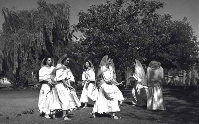 Célébrations de Shavouot, au kibboutz Ramat Yohanan, en 1945. (Crédit : Yaakov Rosner/Archives KKL-JNF)