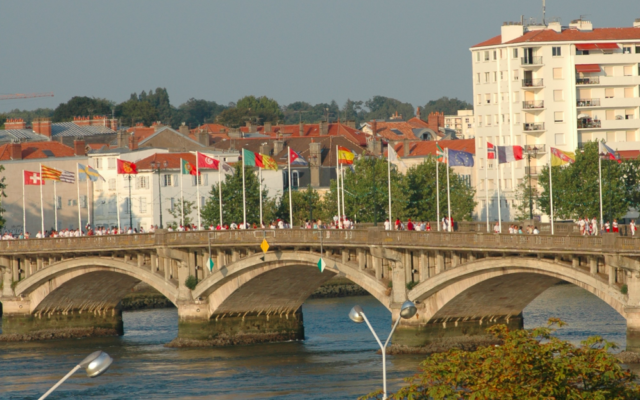 Le pont Saint-Esprit, à Bayonne, en 2006. (Crédit : Harrieta171 / CC BY 2.5)