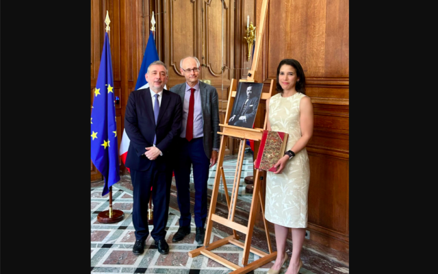 De gauche à droite : Gilles Pécout (président de la BnF), Luc Allaire (représentant la ministre de la Culture), Adrienne Harris (présidente de l’ABF), lors de la remise d'un ouvrage pillé à Paris en 1942 pendant l'occupation allemande, à Paris, le 13 juin 2025. (Crédit : BnF) De gauche à droite : Gilles Pécout (président de la BnF), Luc Allaire (représentant la ministre de la Culture), Adrienne Harris (présidente de l’ABF), lors de la remise d'un ouvrage pillé à Paris en 1942 pendant l'occupation allemande, à Paris, le 13 juin 2025. (Crédit : BnF)