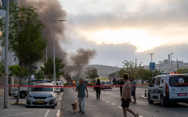 Scène d'impact d'un missile balistique iranien dans la ville méridionale de Beersheba, le 20 juin 2025. (Crédit : Emanuel Fabian/Times of Israel)