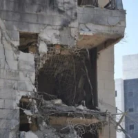 Un immeuble résidentiel à Petah Tikvah, site d'un tir direct de missile iranien à la suite d'une attaque meurtrière dans la nuit du 16 juin 2025. (Crédit : Stav Levaton/Times of Israel)