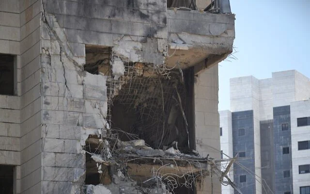 Un immeuble résidentiel à Petah Tikvah, site d'un tir direct de missile iranien à la suite d'une attaque meurtrière dans la nuit du 16 juin 2025. (Crédit : Stav Levaton/Times of Israel)