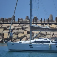 Un voilier affrété par le Sailor Yacht Club d'Israël, ramenant des Israéliens bloqués à Chypre à Herzliya, le 23 juin 2025. (Crédit : Stav Levaton/Times of Israel)