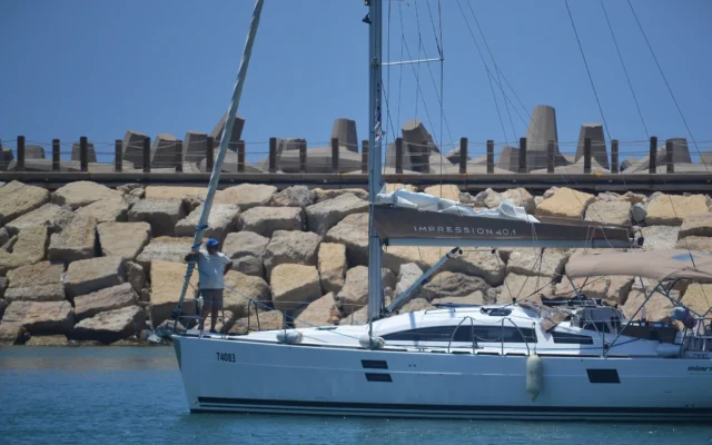 Un voilier affrété par le Sailor Yacht Club d'Israël, ramenant des Israéliens bloqués à Chypre à Herzliya, le 23 juin 2025. (Crédit : Stav Levaton/Times of Israel)