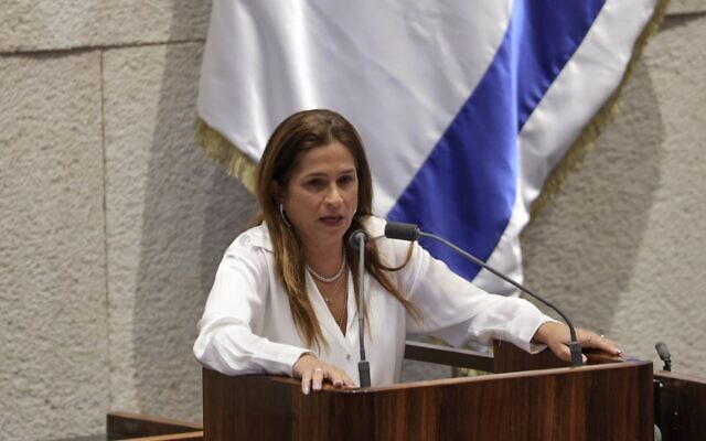 La députée Yesh Atid Merav Ben-Ari s'adressant à la plénière de la Knesset, le 25 juin 2025. (Crédit : Dani Shem-Tov/Bureau du porte-parole de la Knesset)