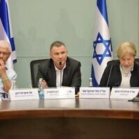 Le député du Likud Yuli Edelstein préside une réunion de la Commission des Affaires étrangères et de la défense de la Knesset, le 27 avril 2025. (Dani Chem-Tov/Bureau du porte-parole de la Knesset)