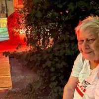 Deborah Fait, une habitante de Rehovot, après que sa maison a été endommagée par un missile iranien tiré le 15 juin 2025. (Autorisation: Deborah Fait)