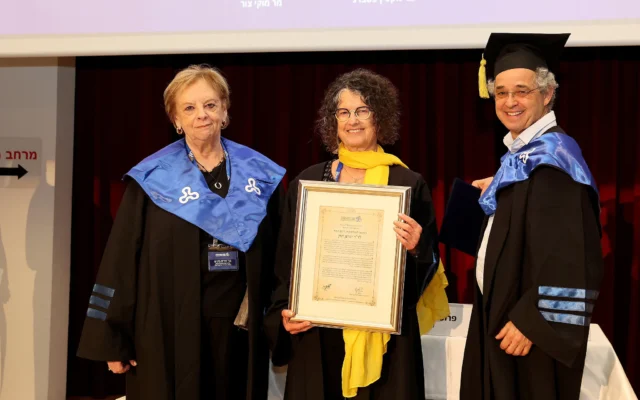 L'ancienne otage Shoshan Haran reçoit un doctorat honorifique des mains du président de l'Open University, Leo Corry, et de l'ancienne présidente de la Cour suprême, Dorit Beinisch, le 29 mai 2025. (Autorisation) L'ancienne otage Shoshan Haran reçoit un doctorat honorifique des mains du président de l'Open University, Leo Corry, et de l'ancienne présidente de la Cour suprême, Dorit Beinisch, le 29 mai 2025. (Autorisation)