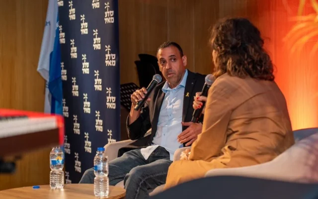 Eli Sharabi lors d'une conversation avec Tzufit Granot lors du lancement de son livre à l'ANU - Le Musée du peuple juif de Tel Aviv, le 30 mai 2024. (Guy Gueta)