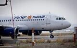Illustration : Un avion d'Israir, sur le tarmac de l'aéroport Ben Gurion, le 3 août 2013. (Crédit : Moshe Shaï/Flash90)