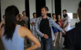 Le chorégraphe Ohad Naharin enseigne à ses élèves dans le studio de la Batsheva Dance Company au Centre Suzanne Dellal à Tel Aviv, le 10 juin 2014. (Crédit : Hadas Parush/Flash90)
