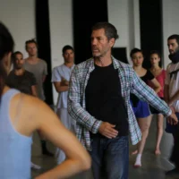 Le chorégraphe Ohad Naharin enseigne à ses élèves dans le studio de la Batsheva Dance Company au Centre Suzanne Dellal à Tel Aviv, le 10 juin 2014. (Crédit : Hadas Parush/Flash90)