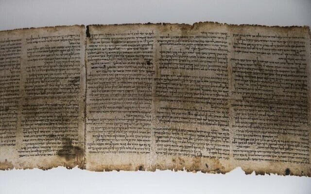 La salle du livre du musée d'Israël, où sont exposés les manuscrits de la mer Morte, le 2 mai 2018. (Crédit : Hadas Parush/Flash90)