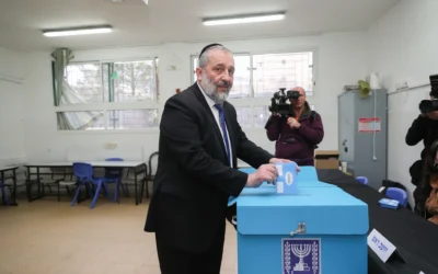 Le président du parti Shas et ministre de l'Intérieur, Aryeh Deri, vote dans un bureau de vote à Jérusalem, lors des élections à la Knesset, le 2 mars 2020 (Crédit : Yonatan Sindel/Flash90)