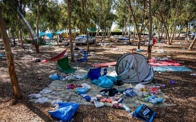 Le site abandonné du festival de musique  électronique Supernova, près du kibboutz Reim, où des terroristes du Hamas ont assassiné et kidnappé de nombreux participants venus faire la fête, le 12 octobre 2023. (Crédit : Chaim Goldberg/Flash90)