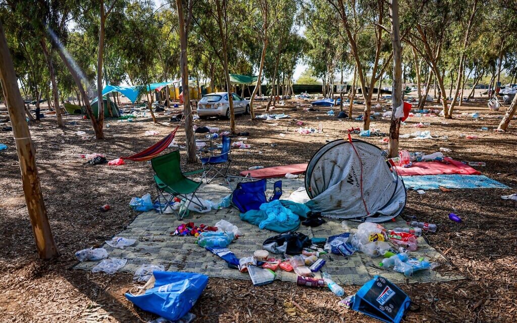 Les lieux du Festival Supernova où des centaines d'Israéliens ont été tués et enlevés par des terroristes du Hamas lors de l'assaut du 7-Octobre, à proximité du kibboutz Reïm, le 12 octobre 2023. (Crédit : Chaïm Goldberg/Flash90)