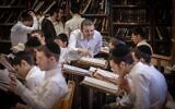 Illustration : Des étudiants ultra-orthodoxes à la Yeshiva Ponevezh de Bnei Brak, le 27 février 2024. (Crédit : Chaïm Goldberg/Flash90)