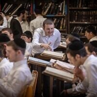 Illustration : Des étudiants ultra-orthodoxes à la Yeshiva Ponevezh de Bnei Brak, le 27 février 2024. (Crédit : Chaïm Goldberg/Flash90)
