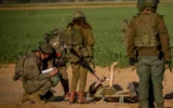 Illustration : Des soldats israéliens près de la frontière israélienne avec la bande de Gaza, dans le sud d'Israël, le 4 mars 2024. (Crédit : Jamal Awad/Flash90)