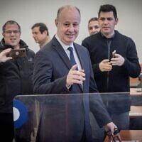 Le conseiller à la Sécurité nationale Tzahi Hanegbi arrivant à l'audience du procès contre le Premier ministre Benjamin Netanyahu (hors champ), au tribunal de Jérusalem, le 5 mars 2024. (Crédit : Chaïm Goldberg/Flash90)