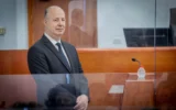 Le conseiller à la sécurité nationale Tzachi Hanegbi arrive à l'audience du procès contre Benjamin Netanyahu, au tribunal de district de Jérusalem, le 5 mars 2024. (Crédit : Chaim Goldberg/Flash90)