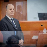 Le conseiller à la sécurité nationale Tzachi Hanegbi arrive à l'audience du procès contre Benjamin Netanyahu, au tribunal de district de Jérusalem, le 5 mars 2024. (Crédit : Chaim Goldberg/Flash90)