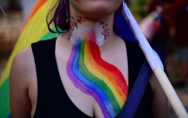 Des membres de la communauté LGBTQ+ et leurs sympathisants participant à la Gay Pride de Tel Aviv, le 6 juin 2024. (Crédit : Tomer Neuberg/Flash90) Des membres de la communauté LGBTQ+ et leurs sympathisants participant à la Gay Pride de Tel Aviv, le 6 juin 2024. (Crédit : Tomer Neuberg/Flash90)