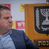 Le député Ayman Odeh préside la réunion hebdomadaire de la faction du parti Hadash-Taal à la Knesset, le 10 juin 2024. (Crédit : haim Goldberg/Flash90)