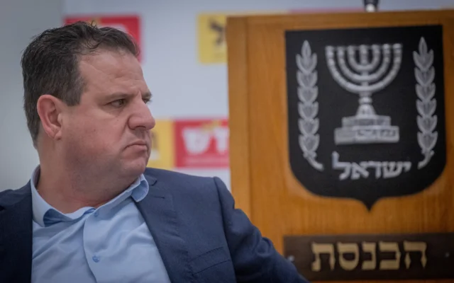 Le député Ayman Odeh préside la réunion hebdomadaire de la faction du parti Hadash-Taal à la Knesset, le 10 juin 2024. (Crédit : haim Goldberg/Flash90)