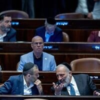 Le député de Yahadout HaTorah Moshe Gafni s'entretient avec le président du Shas Aryeh Deri à la Knesset, le 11 juin 2024. (Crédit : Yonatan Sindel/Flash90)