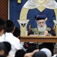 Le Grand Rabbin Yitzhak Yosef dispensant un cours, à Safed, le 17 septembre 2024. (Crédit : David Cohen/Flash90)