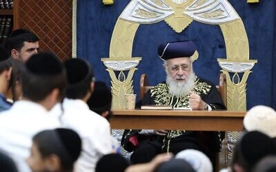 Le Grand Rabbin Yitzhak Yosef dispensant un cours, à Safed, le 17 septembre 2024. (Crédit : David Cohen/Flash90)