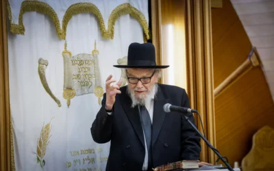 Le rabbin Moshe Hillel Hirsch, directeur de la yeshiva de Slabodka, donnant un cours, dans une yeshiva à Jérusalem, le 22 octobre 2024. (Crédit : Chaïm Goldberg/Flash90)