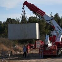 Installation d'un abri public dans le nord d'Israël, à la frontière avec le Liban, le 17 novembre 2024. (Crédit : Ayal Margolin/Flash90)