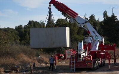 Installation d'un abri public dans le nord d'Israël, à la frontière avec le Liban, le 17 novembre 2024. (Crédit : Ayal Margolin/Flash90)