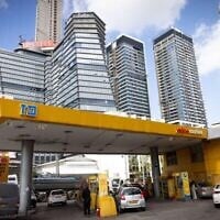 Une station-service Paz à Tel Aviv, le 28 novembre 2024. (Crédit : Miriam Alster/Flash90)